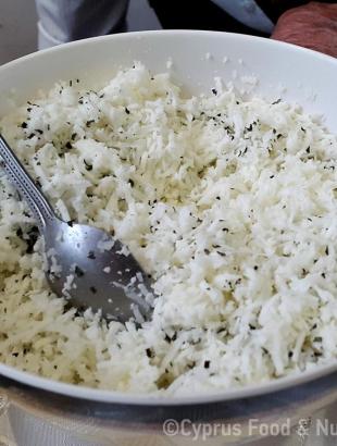 Τρίμμα από χαλούμι και δυόσμο, για το σερβίρισμα των ραβιόλων. &lt;br/&gt; Πηγή: Στάλω Λαζάρου.