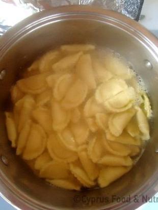 Ψήσιμο ραβιόλων σε ζωμό κοτόπουλου. &lt;br/&gt; Πηγή: Βαρβάρα Γιάγκου.