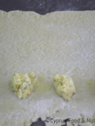 Ραβιόλες με χαλούμι και αναρή, στάδιο παρασκευής 3, Λευκωσία 9/2/14. &lt;br/&gt; Πηγή: Κατερίνα Λαζάρου.