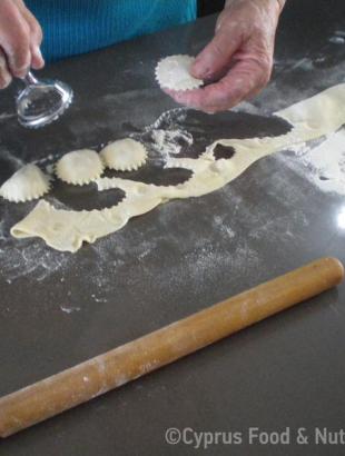 Ραβιόλες με χαλούμι και αναρή, στάδιο παρασκευής 5, Λευκωσία 9/2/14. &lt;br/&gt; Πηγή: Κατερίνα Λαζάρου.