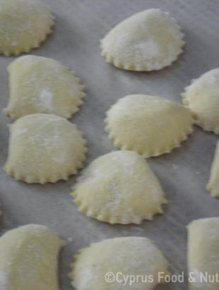 Ραβιόλες με χαλούμι και αναρή, στάδιο παρασκευής 6, Λευκωσία 9/2/14. &lt;br/&gt; Πηγή: Κατερίνα Λαζάρου.