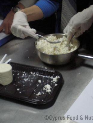 Ραβιόλες κορνιώτικες με ανάλατη αναρή και φρέσκο δυόσμο, στάδιο παρασκευής 4, Λευκωσία 29/1/14.