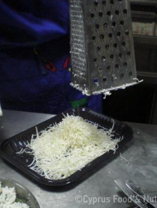 Ραβιόλες κορνιώτικες με ανάλατη αναρή και φρέσκο δυόσμο, στάδιο παρασκευής 6, Λευκωσία 29/1/14.