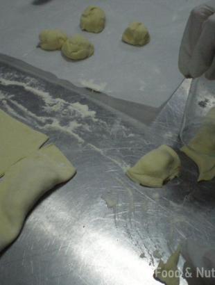 Ραβιόλες κορνιώτικες με ανάλατη αναρή και φρέσκο δυόσμο, στάδιο παρασκευής 8, Λευκωσία 29/1/14.