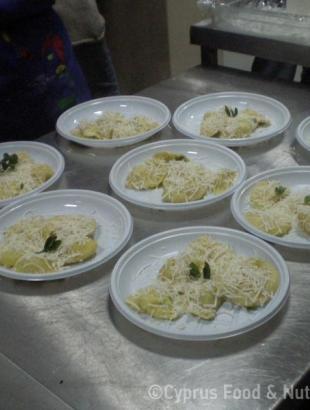 Ραβιόλες κορνιώτικες με ανάλατη αναρή και φρέσκο δυόσμο, στάδιο παρασκευής 10, Λευκωσία 29/1/14.