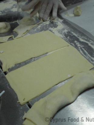 Ραβιόλες κορνιώτικες με ανάλατη αναρή και φρέσκο δυόσμο, στάδιο παρασκευής 7, Λευκωσία 29/1/14.