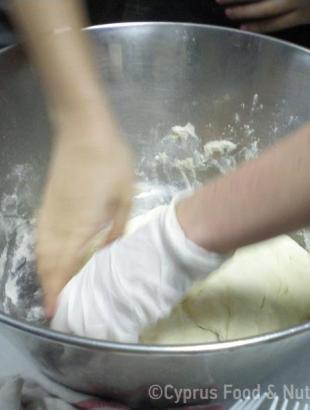 Ραβιόλες κορνιώτικες με ανάλατη αναρή και φρέσκο δυόσμο, στάδιο παρασκευής 1, Λευκωσία 29/1/14.