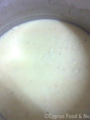 Αυγολέμονη σούπα στην κατσαρόλα.