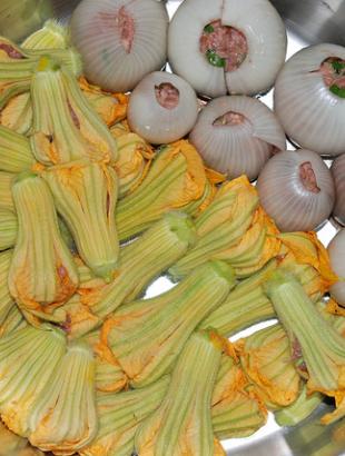 Ανθοί και κρεμμύδια γεμιστά, στην κατσαρόλα. &lt;br/&gt; Πηγή: Γ. Γρούτας.