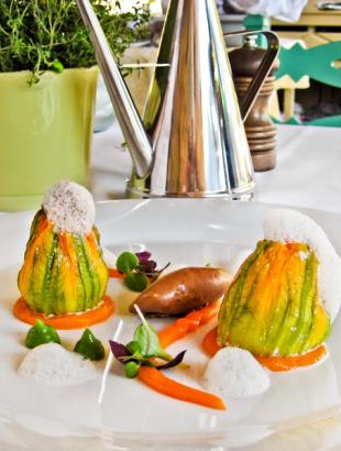 Ανθοί γεμιστοί με αναρή, πουρέ από αγρέλια και κολοκύθα, παγωτό τερατσόμελο και αφρό από μαστίχα. Μια σύγχρονη προσέγγιση στην παραδοσιακή συνταγή, 2014.φωτ: Νικόλας Κωνσταντίνου