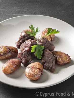 Αφέλια με πατάτες αντιναχτές (Μαγειρεύω Κυπριακά 2015). © Μουσείο Κυπριακων Τροφίμων και Διατροφής