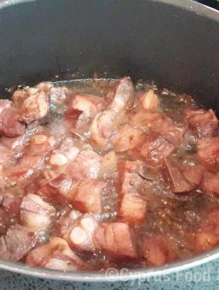 Το ψήσιμο στην κατσαρόλα. &lt;br/&gt; Πηγή: Στάλω Λαζάρου.