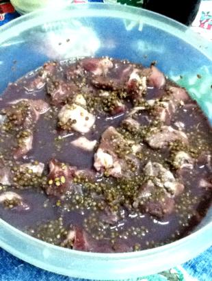 Το κρέας μαρινάρεται σε κρασί και κόλιανδρο.&lt;br/&gt; Πηγή: Εύρος Νικολάου.