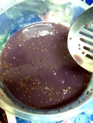 Η μαρινάδα χρησιμοποιείται και κατά το ψήσιμο, για το σβήσιμο των αφελιών. &lt;br/&gt; Πηγή: Εύρος Νικολάου.