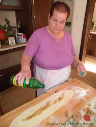 Πασπαλίζουμε το φύλλο με κανέλλα, ζάχαρη και ραντίζουμε με μαυρόλαδο.