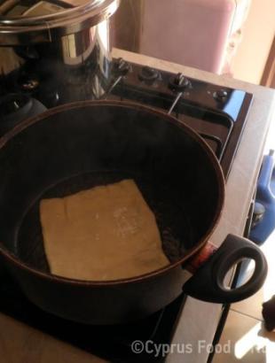 Ψήνουμε σε αντικολλητική μεταλλική επιφάνεια.