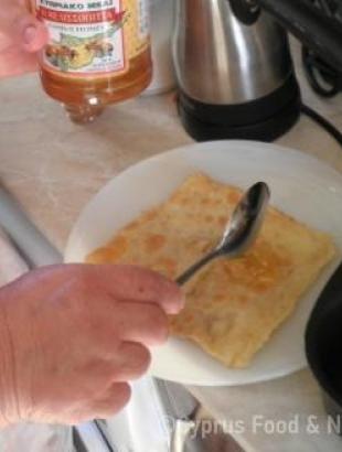 Αλείφουμε με μέλι.