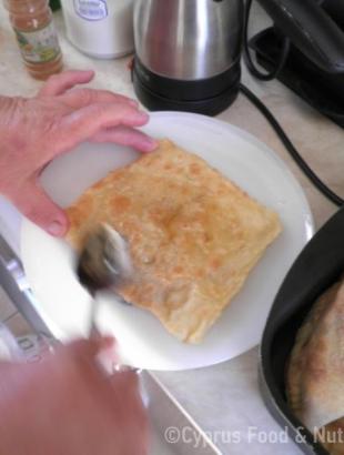 Αλείφουμε με μέλι.