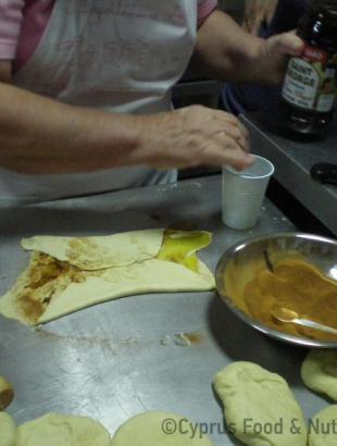 Η ζύμη διπλώνεται για να πάρει το καττιμέρι το σχήμα του. Λευκωσία, 28/2/2014.