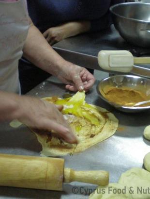 Το φύλλο καλύπτεται με λάδι, κανέλα και ζάχαρη. Λευκωσία, 28/2/2014.