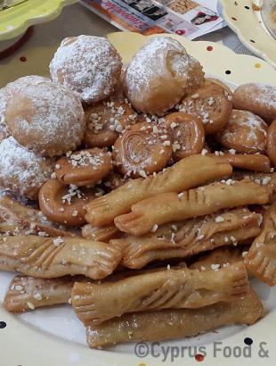 Δάχτυλα, πισίες και πουρέκκια. Παραδοσιακά, γλυκά κεραστικά της Κύπρου.