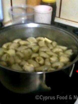 Ψήσιμο στο ζωμό της κότας. Από τη συμμετοχή του Νικόλα Ευθυμίου στο διαγωνισμό Μαγειρεύω Κυπριακά 2013.