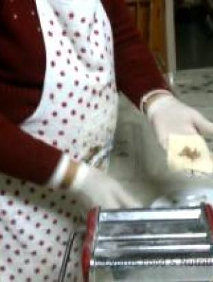 Το γέμισμα των καλοηρκών. Από τη συμμετοχή του Νικόλα Ευθυμίου στο διαγωνισμό Μαγειρεύω Κυπριακά 2013.