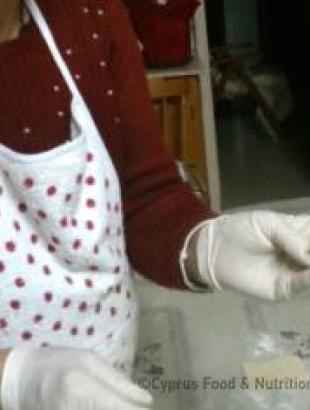 Σχηματίζοντας τα καλοηρκά. Από τη συμμετοχή του Νικόλα Ευθυμίου στο διαγωνισμό Μαγειρεύω Κυπριακά 2013.