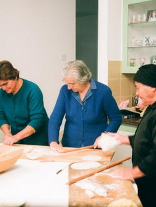 Παρασκευή κολοκοτών. Το άνοιγμα του φύλλου γίνεται παραδοσιακά με το μα(ζ)δράτζι. &lt;br/&gt; Άδεια δημοσίευσης: Υπουργείο Γεωργίας.