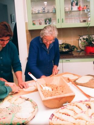 Παρασκευή κολοκοτών. Η γέμιση βρίσκεται τοποθετημένη στο βουρνί (ξύλινη σκάφη). &lt;br/&gt; Άδεια δημοσίευσης: Υπουργείο Γεωργίας.