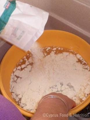 1. Ρυζιάζουμε το αλεύρι. &lt;br/&gt; Πηγή: Ζηνοβία Χαραλάμπους