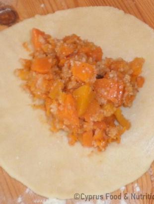 10. Προσθέτουμε τη γέμιση στο κέντρο κάθε πιτούλας. &lt;br/&gt; Πηγή: Ζηνοβία Χαραλάμπους