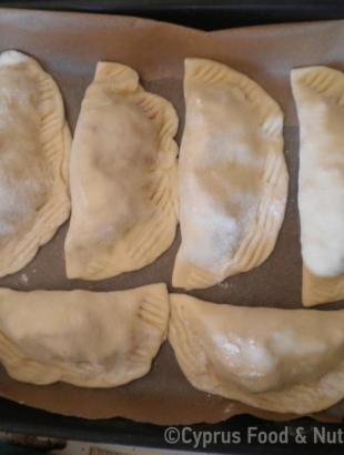 12. Τοποθετούμε σε ταψί και ψήνουμε. &lt;br/&gt; Πηγή: Ζηνοβία Χαραλάμπους