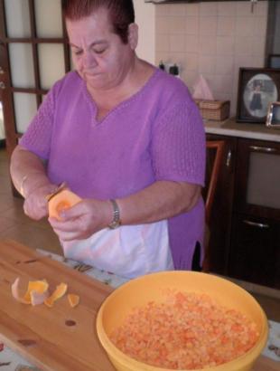 2. Κόβουμε σε μικρούς κύβους το κολοκύθι. &lt;br/&gt; Πηγή: Ζηνοβία Χαραλάμπους