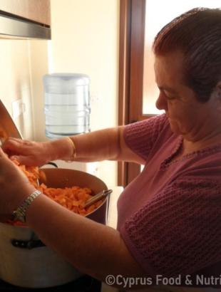 3. Ρίχνουμε το κολοκύθι σε μια κατσσαρόλα. &lt;br/&gt; Πηγή: Ζηνοβία Χαραλάμπους