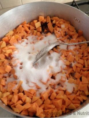 4. Προσθέτουμε τα σταφίδια και την ζάχαρη. &lt;br/&gt; Πηγή: Ζηνοβία Χαραλάμπους