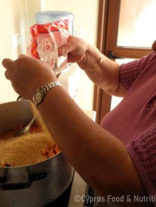 5. Προσθέτουμε το πλιγούρι. &lt;br/&gt; Πηγή: Ζηνοβία Χαραλάμπους