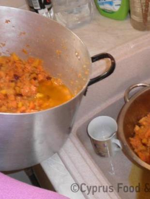 7. Μετά το ψήσιμο, στραγγίζουμε το μείγμα από τα υγρά. &lt;br/&gt; Πηγή: Ζηνοβία Χαραλάμπους