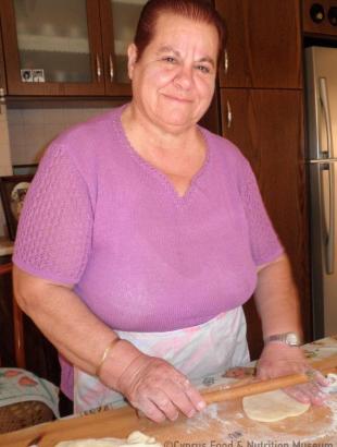 8. Ανοίγουμε στρογγυλές πιτούλες. &lt;br/&gt; Πηγή: Ζηνοβία Χαραλάμπους