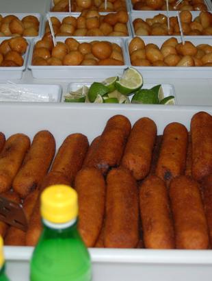 Κούπες και λουκουμάδες, φαγητό σε πάρτυ. &lt;br/&gt; Πηγή: Γ. Γρούτας.