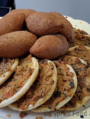 Κούπες και λαχματζούν αποτελούν σήμερα δημοφιλή κεράσματα σε συγκεντρώσεις. &lt;br/&gt; Πηγή: Στάλω Λαζάρου.