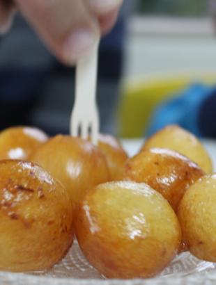 Παρασκευή λουκουμάδων 4, Σαϊτάς 18/11/2012.&lt;br/&gt; Πηγή: Γεωργία Θεμιστοκλέους.