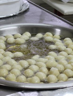 Παρασκευή λουκουμάδων 1, Σαϊτάς 18/11/2012.&lt;br/&gt; Πηγή: Γεωργία Θεμιστοκλέους.