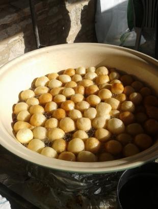 Παρασκευή λουκουμάδων 2, Σαϊτάς 18/11/2012.&lt;br/&gt; Πηγή: Γεωργία Θεμιστοκλέους.