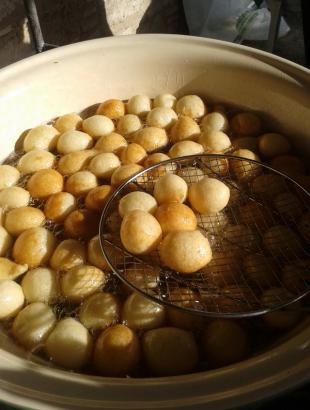 Παρασκευή λουκουμάδων 3, Σαϊτάς 18/11/2012.&lt;br/&gt; Πηγή: Γεωργία Θεμιστοκλέους.