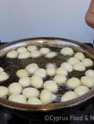 Υπαίθρια παρασκευή λουκουμάδων 2, Πέρα Ορεινής 22/3/2014.&lt;br/&gt; Πηγή: Κατερίνα Λαζάρου.