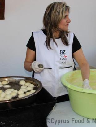 Υπαίθρια παρασκευή λουκουμάδων 1, Πέρα Ορεινής 22/3/2014.&lt;br/&gt; Πηγή: Κατερίνα Λαζάρου.