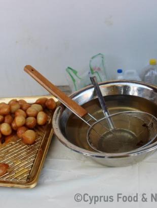 Υπαίθρια παρασκευή λουκουμάδων 6, Πέρα Ορεινής 22/3/2014.φωτ: Κατερίνα Λαζάρου