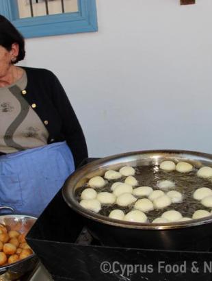 Υπαίθρια παρασκευή λουκουμάδων 3, Πέρα Ορεινής 22/3/2014.&lt;br/&gt; Πηγή: Κατερίνα Λαζάρου.