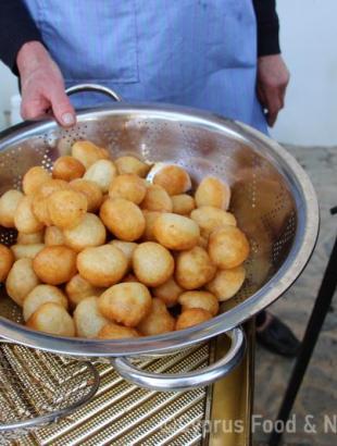 Υπαίθρια παρασκευή λουκουμάδων 5, Πέρα Ορεινής 22/3/2014.&lt;br/&gt; Πηγή: Κατερίνα Λαζάρου.